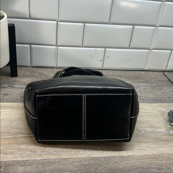Black Leather Handbag with Cream Interior - Picture 3 of 14